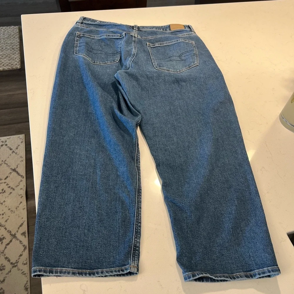American Eagle Women's Jeans 12 SHORT Mom Jean Medium Wash - Picture 1 of 7